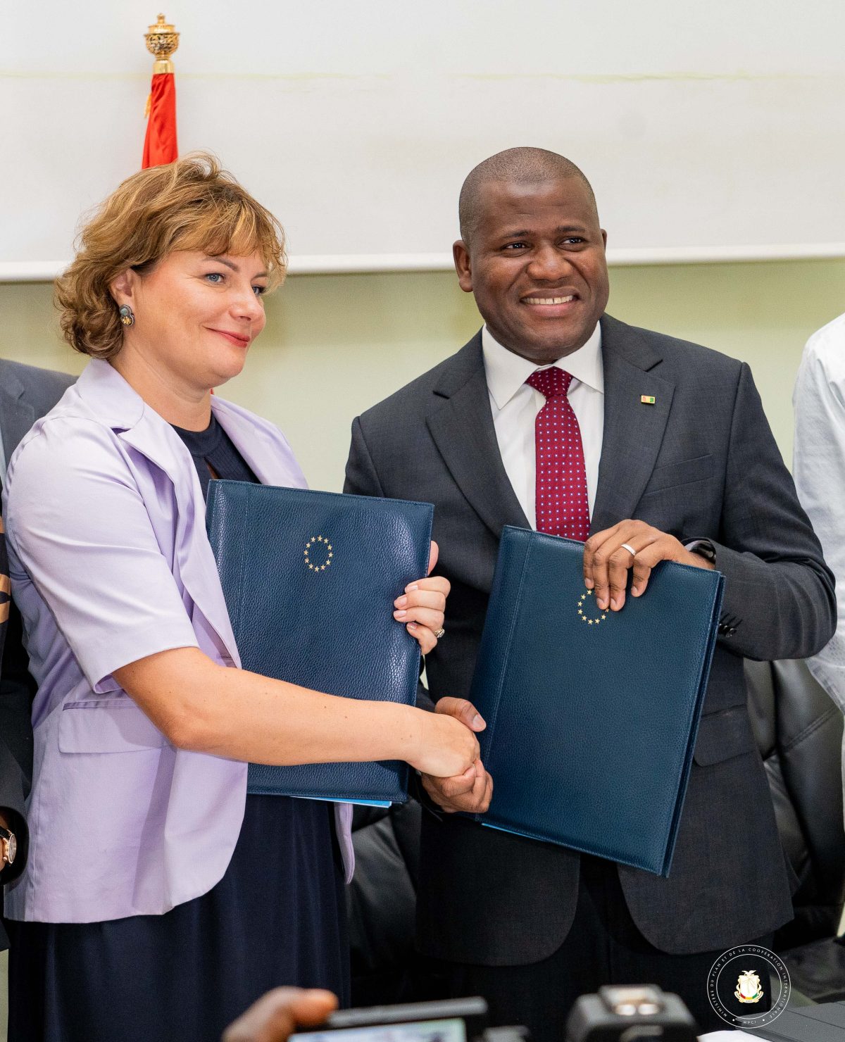 Coopération : l’Union européenne signe des conventions de financement de 104 millions d’euros avec la Guinée