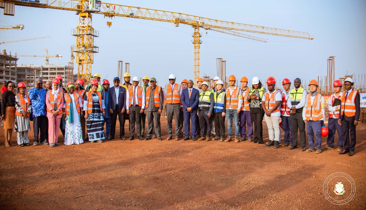 Koloma : Le Ministre Ismaël NABE visite le chantier du siège de l’Assemblée nationale